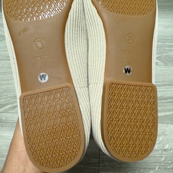 Vivaia Square-Toe V-Cut Flats (Margot 2.0) - Picture 9 of 9